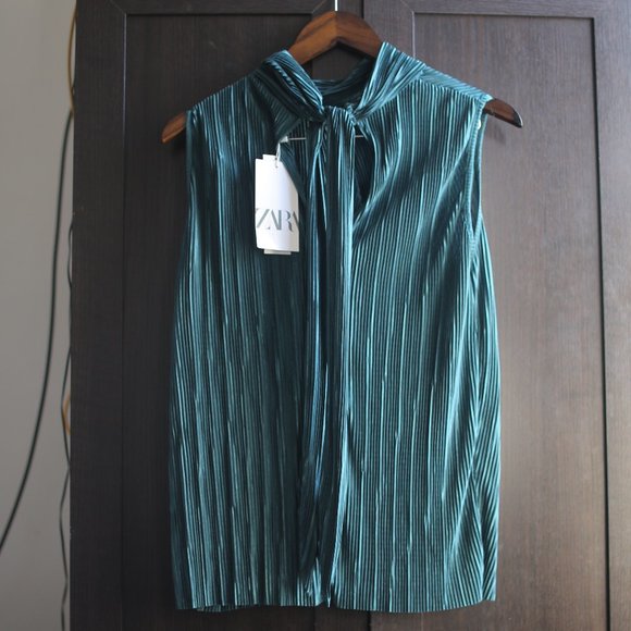 NWT PLEATED BLOUSE. - Picture 4 of 9
